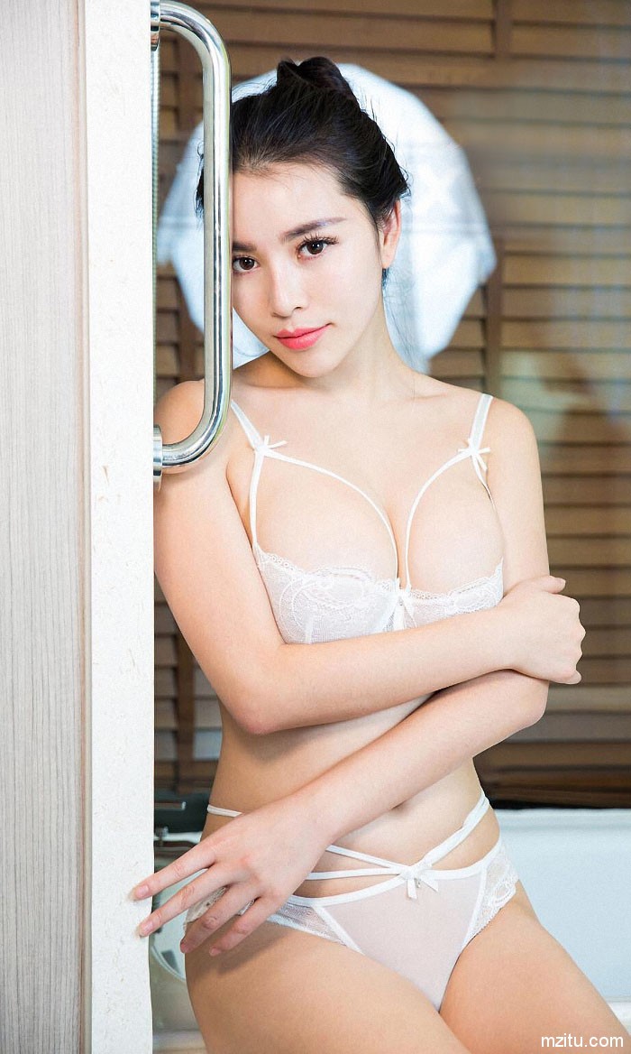 大奶妹美女杨依湿身入浴,忘情自摸不知走光