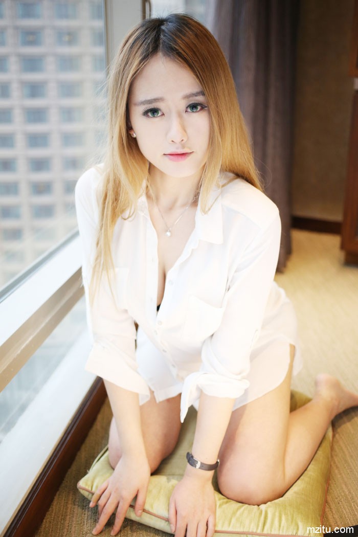 妖艳性感尤物Yuli生活照 S线身姿半裸走光勾人欲火