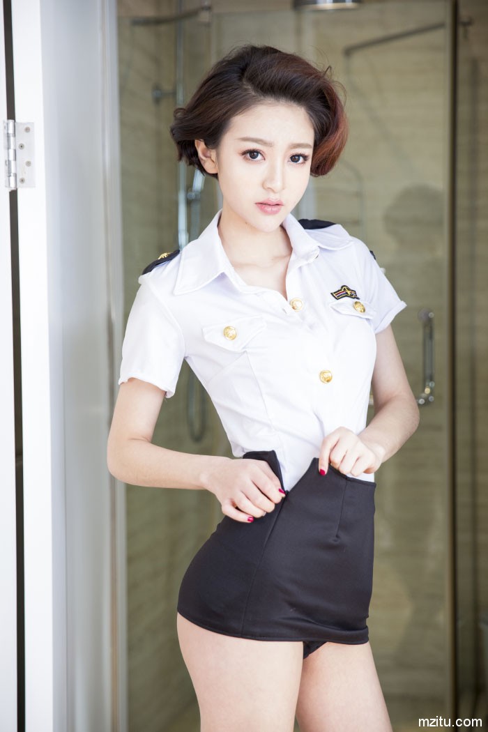 短发也风情! 警花文静卸下制服那一刻如此恬静娇柔