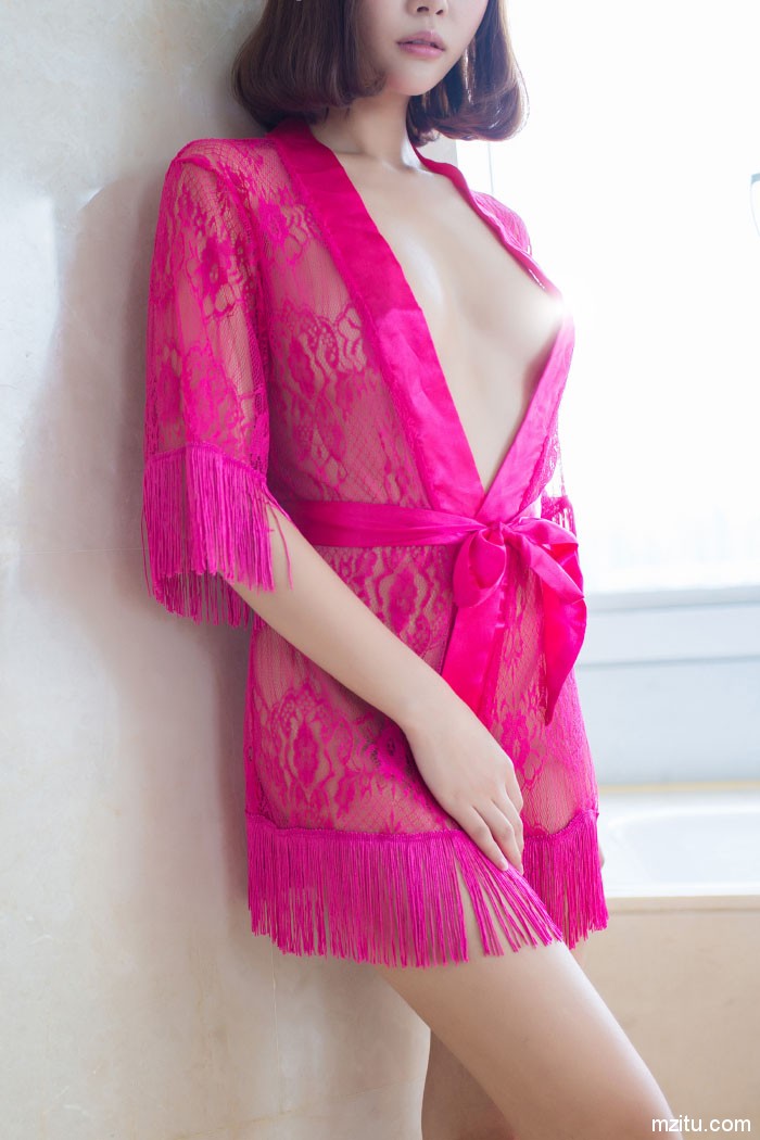 透着一丝寂寞! 性感女王乐乐Mango火辣身材霸气侧漏