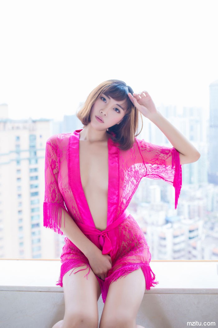 透着一丝寂寞! 性感女王乐乐Mango火辣身材霸气侧漏