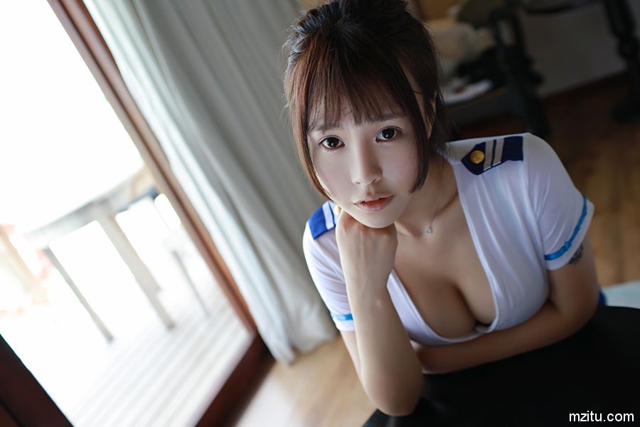 清纯妹子Evelyn艾莉黑丝制服不慎走光惊爆眼球