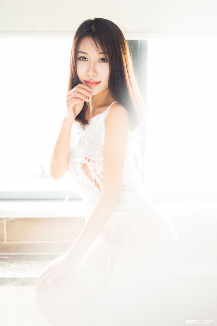 纯情MM宋梓诺Beeq情趣蕾丝女仆装性感火辣露屁屁