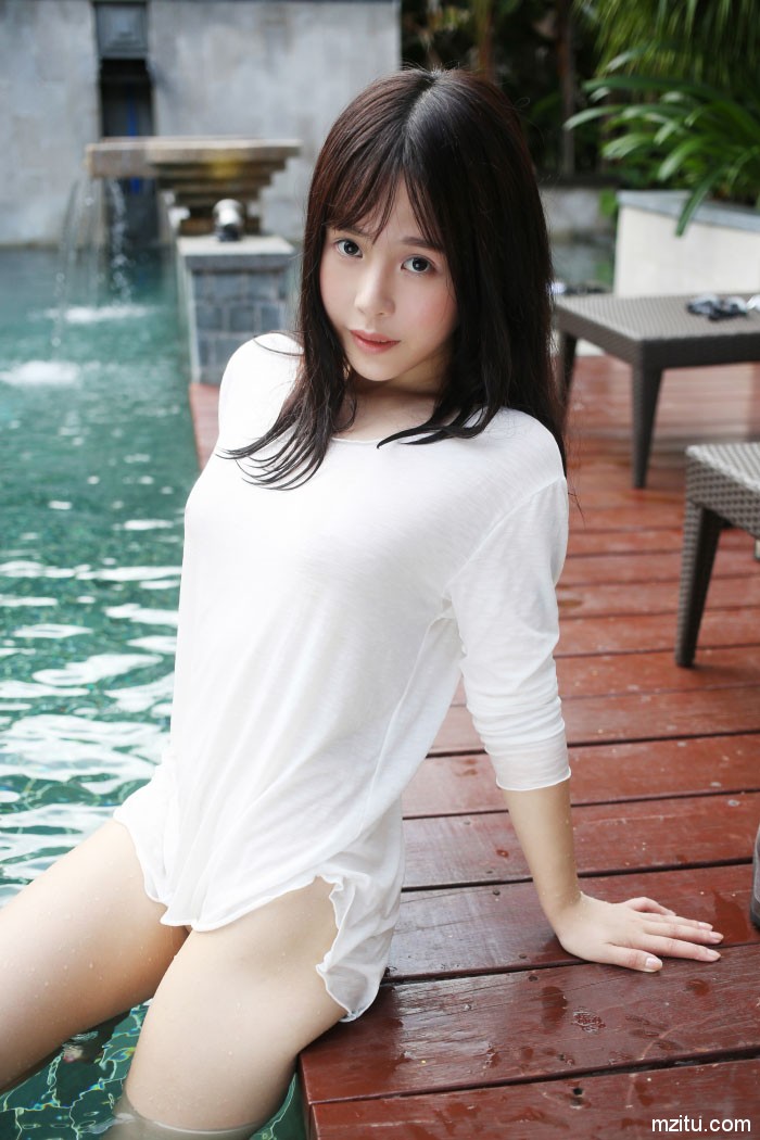 羞! 清纯妹子艾莉泳池半裸戏水完美展露好身材