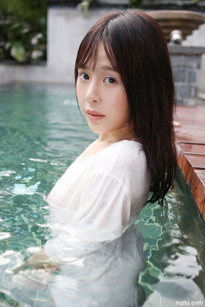 羞! 清纯妹子艾莉泳池半裸戏水完美展露好身材