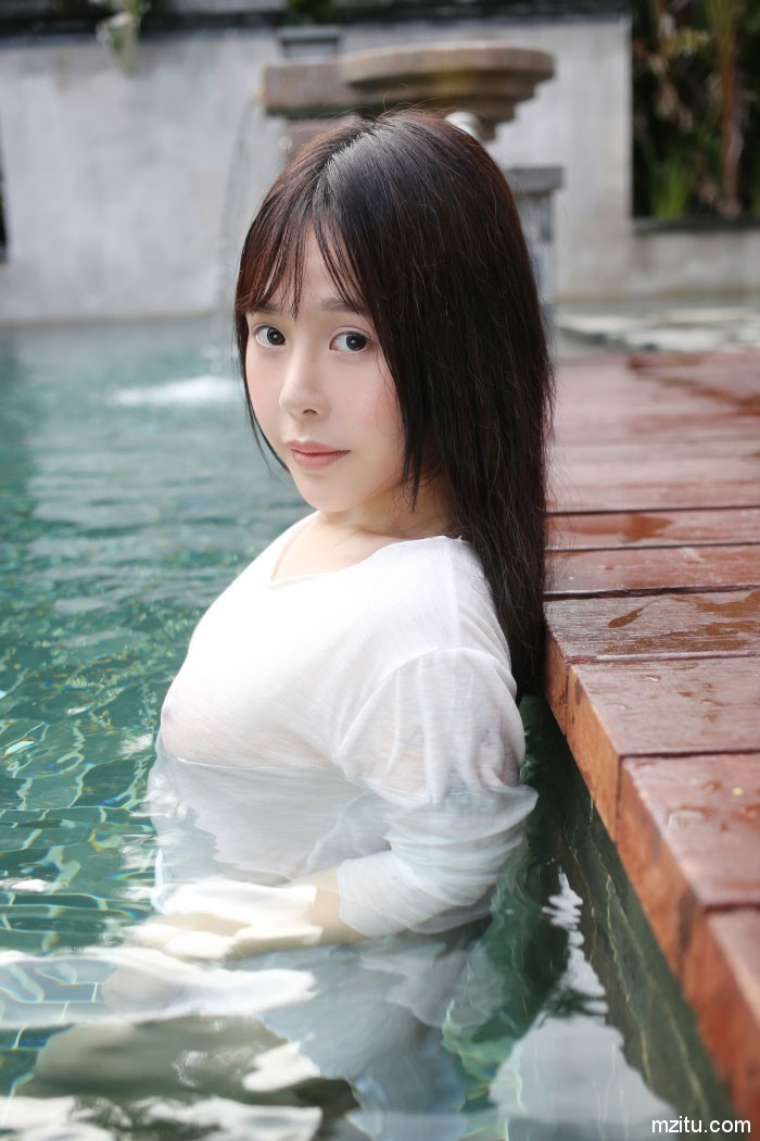 羞! 清纯妹子艾莉泳池半裸戏水完美展露好身材