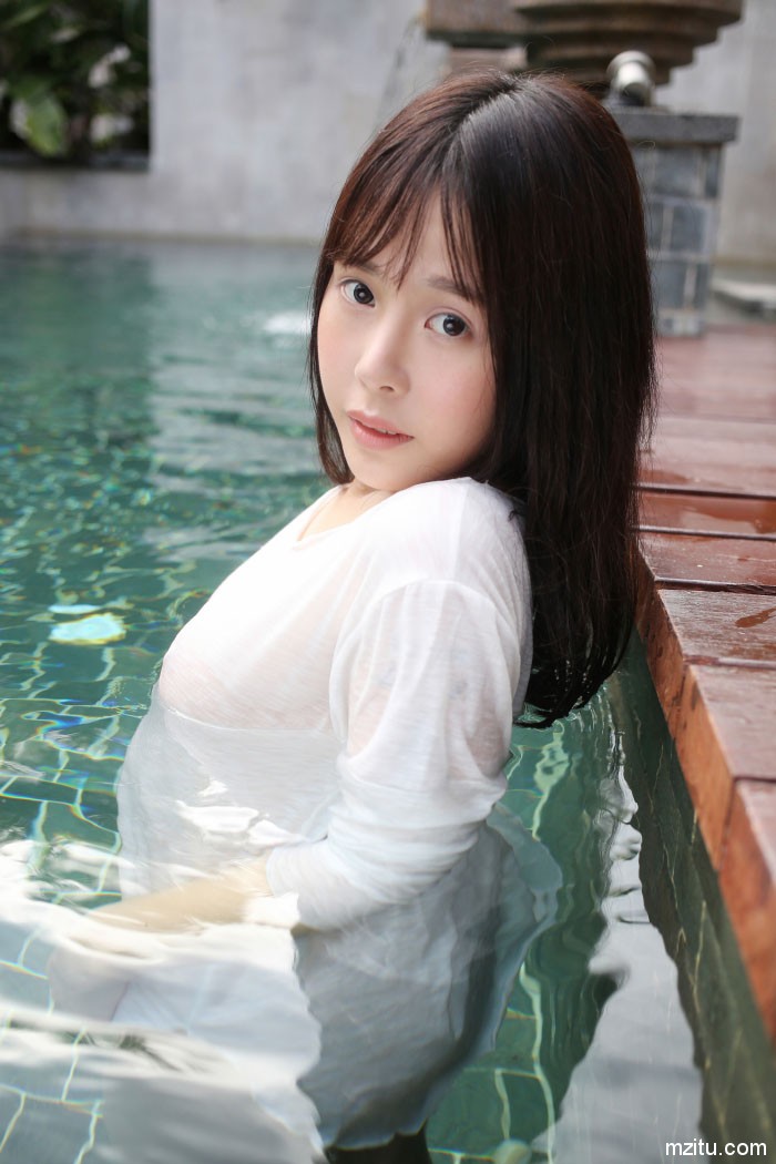 羞! 清纯妹子艾莉泳池半裸戏水完美展露好身材