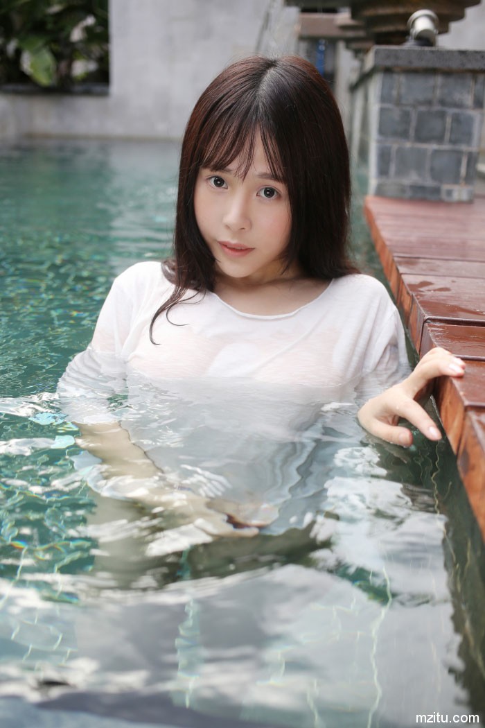 羞! 清纯妹子艾莉泳池半裸戏水完美展露好身材