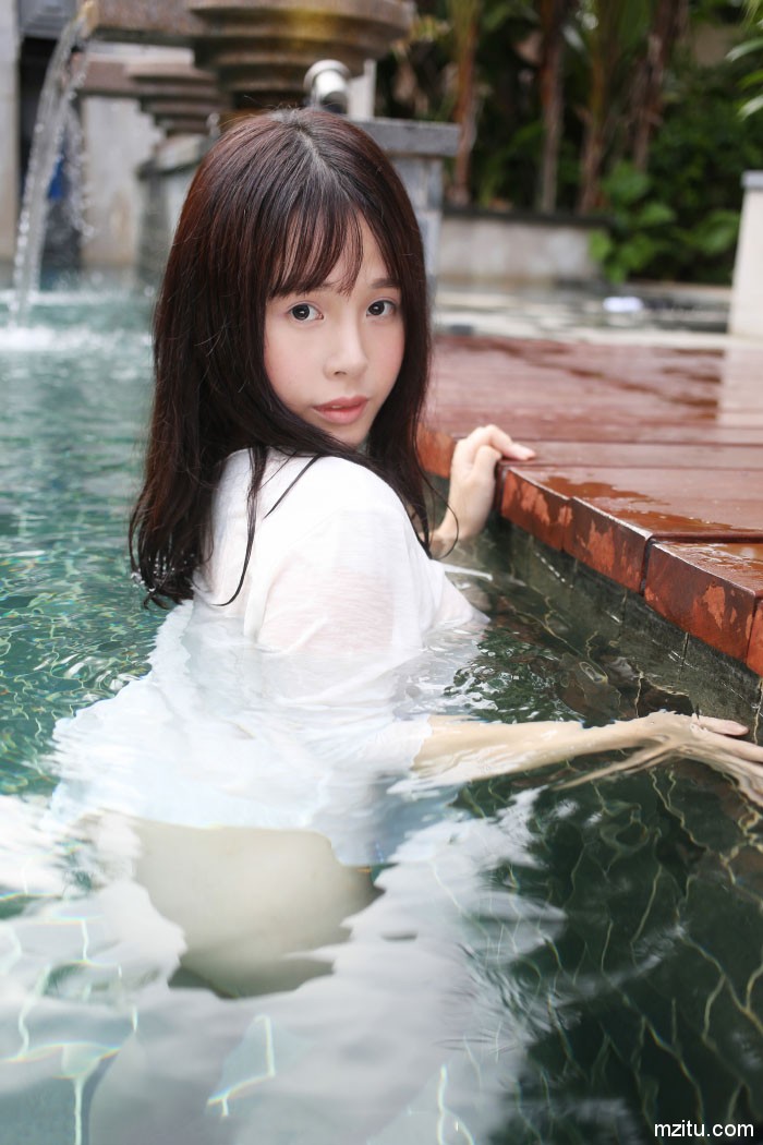 羞! 清纯妹子艾莉泳池半裸戏水完美展露好身材