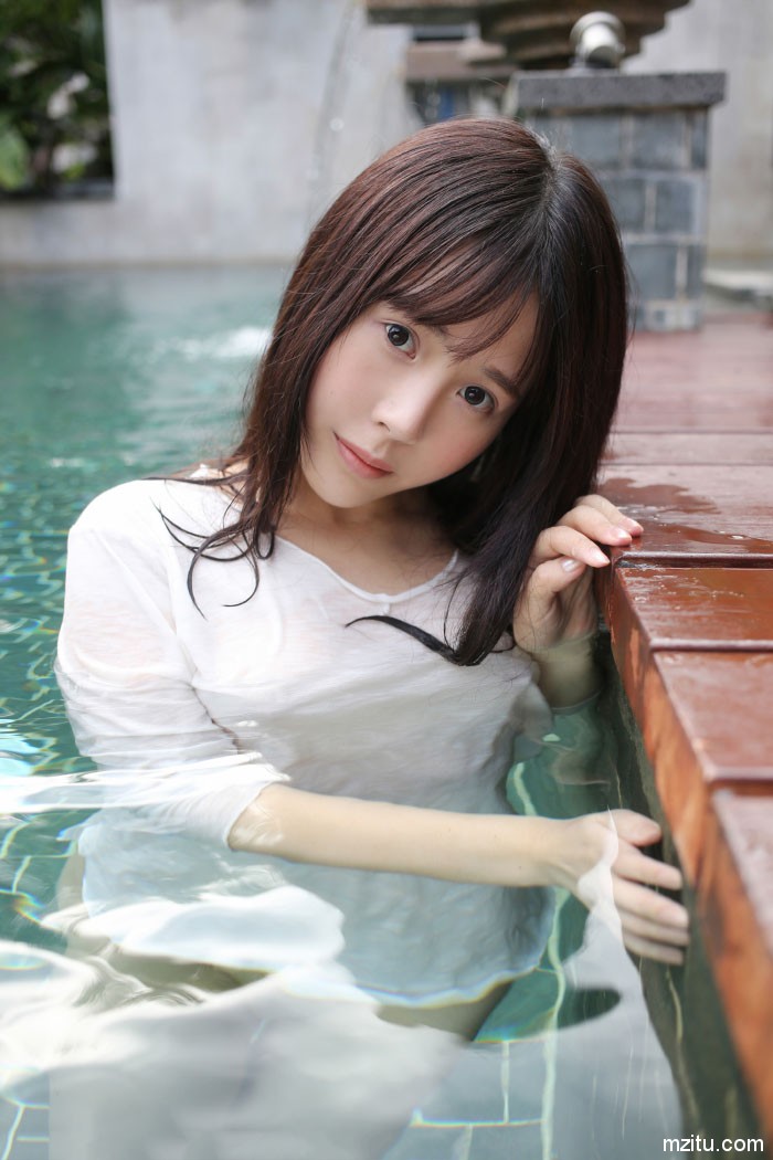 羞! 清纯妹子艾莉泳池半裸戏水完美展露好身材