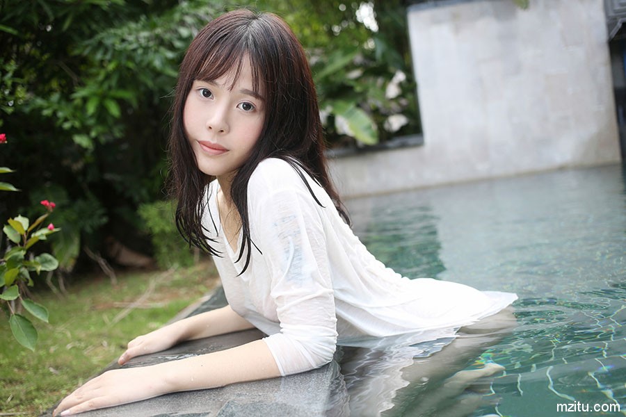 羞! 清纯妹子艾莉泳池半裸戏水完美展露好身材