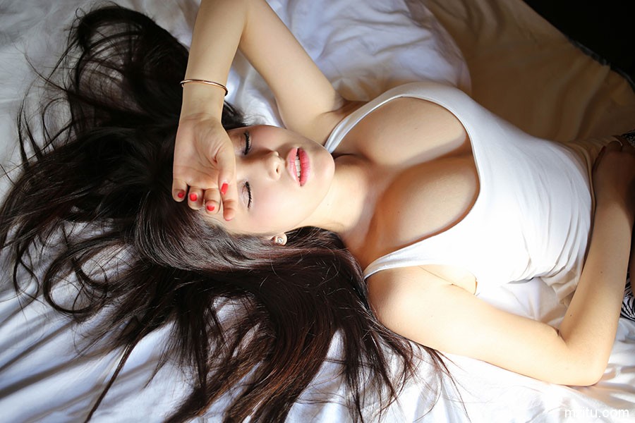 养眼嫩模Nic妮可可,快撑破性感小背心的浑圆巨乳