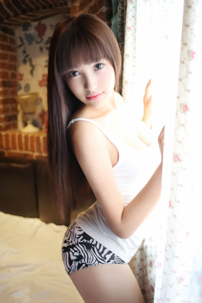 养眼嫩模Nic妮可可,快撑破性感小背心的浑圆巨乳