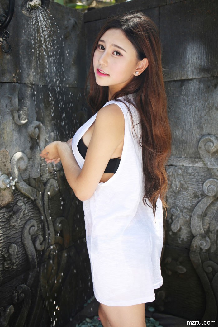 美媛馆清纯小美女Milk楚楚公园性感写真