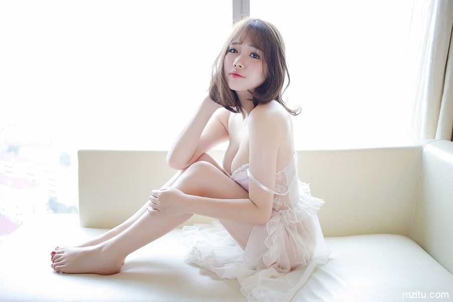 萌妹子徐cake性感睡衣写真福利图,白嫩美乳非常惹火