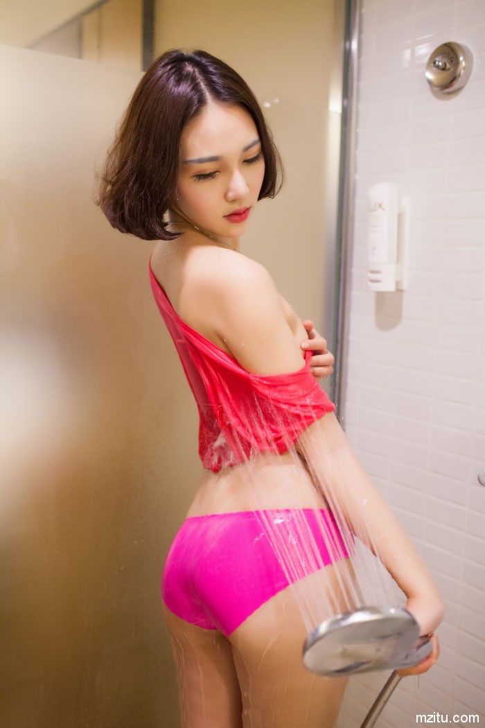 不露沟也撩人,气质妹子艾诗iccey性感私房照