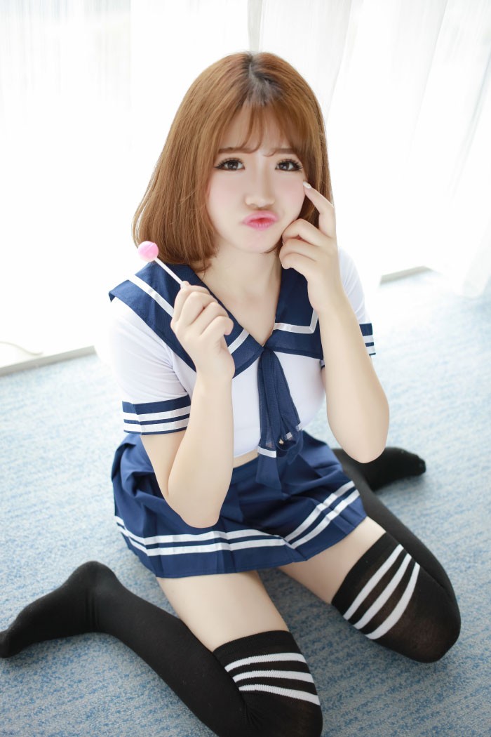 香唇把玩棒棒糖,萌妹子徐cake水手服半露嫩乳