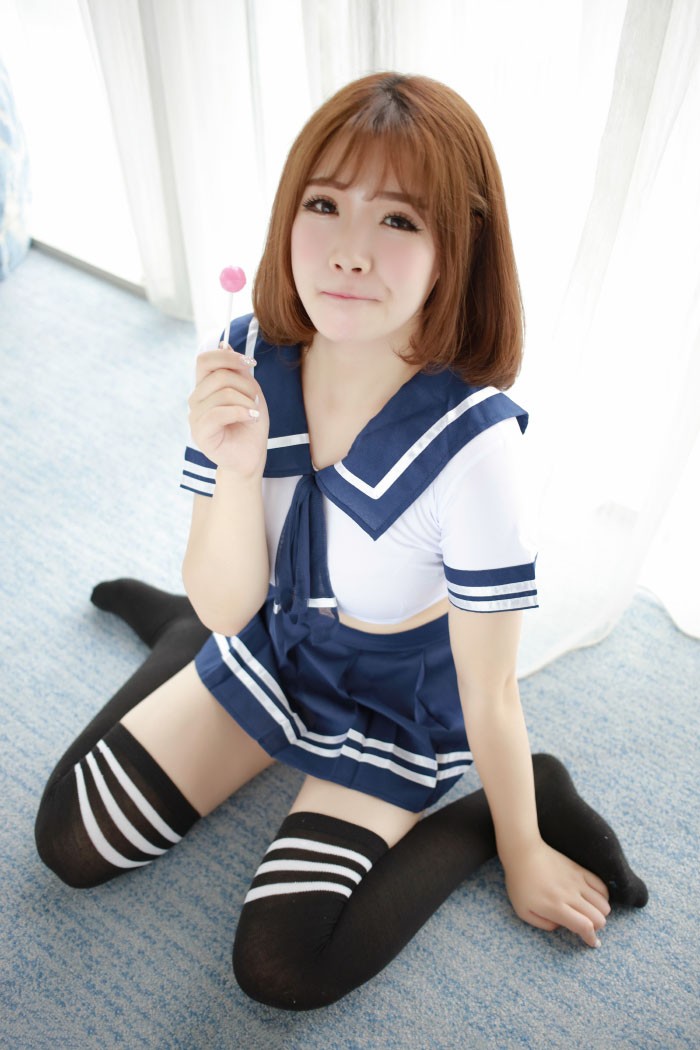 香唇把玩棒棒糖,萌妹子徐cake水手服半露嫩乳