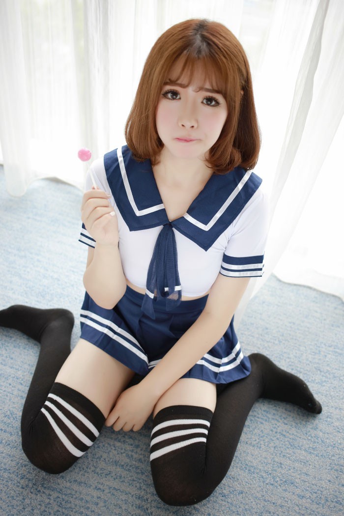 香唇把玩棒棒糖,萌妹子徐cake水手服半露嫩乳