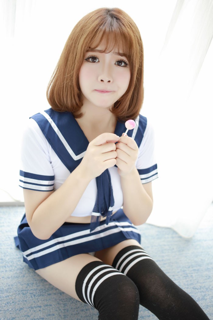 香唇把玩棒棒糖,萌妹子徐cake水手服半露嫩乳