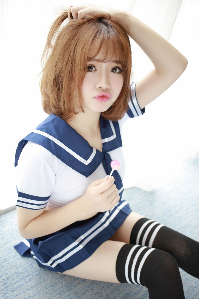 香唇把玩棒棒糖,萌妹子徐cake水手服半露嫩乳