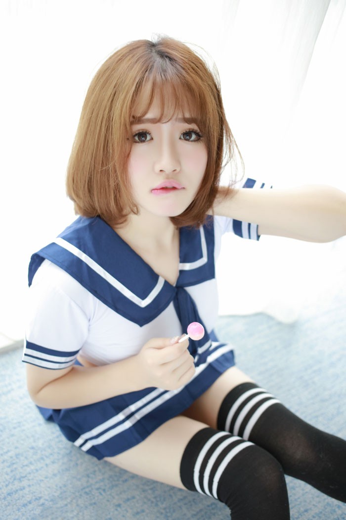 香唇把玩棒棒糖,萌妹子徐cake水手服半露嫩乳