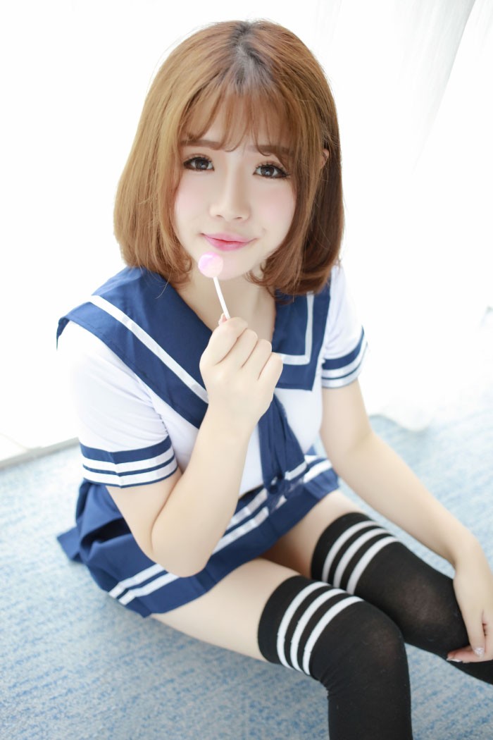 香唇把玩棒棒糖,萌妹子徐cake水手服半露嫩乳