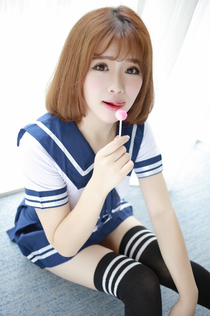 香唇把玩棒棒糖,萌妹子徐cake水手服半露嫩乳