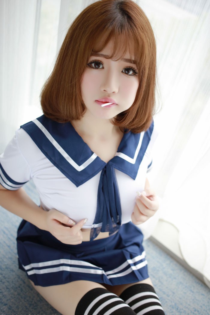 香唇把玩棒棒糖,萌妹子徐cake水手服半露嫩乳