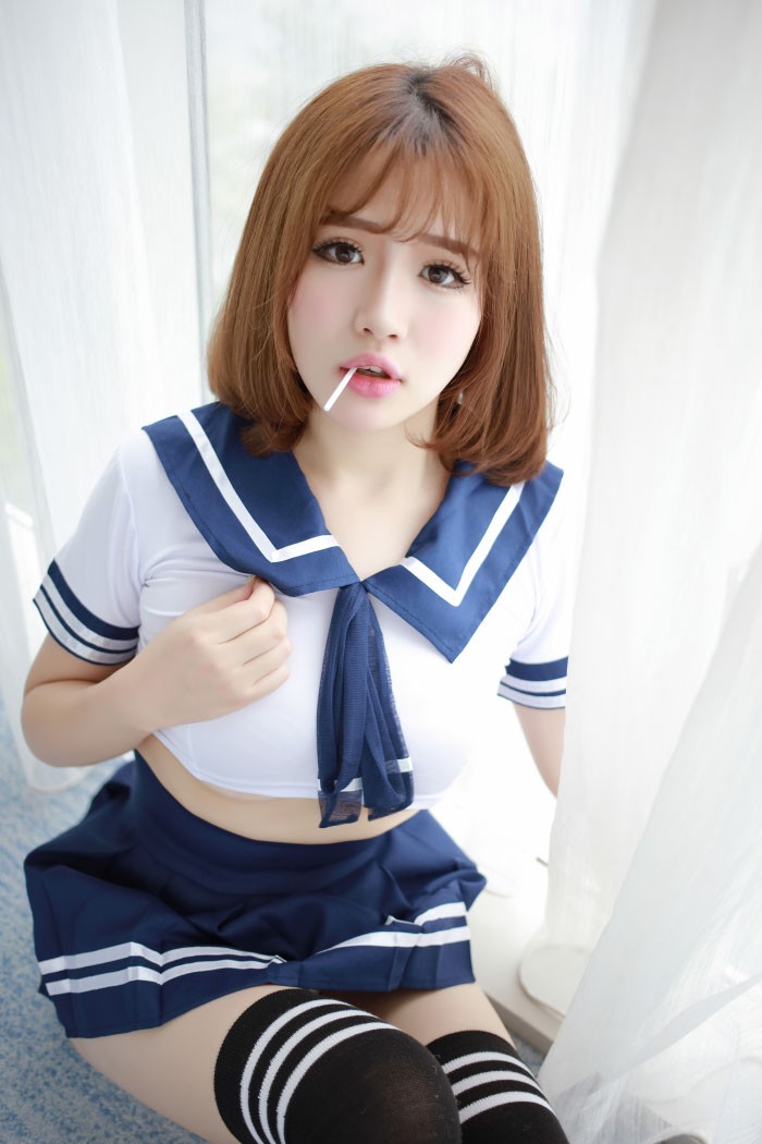 香唇把玩棒棒糖,萌妹子徐cake水手服半露嫩乳