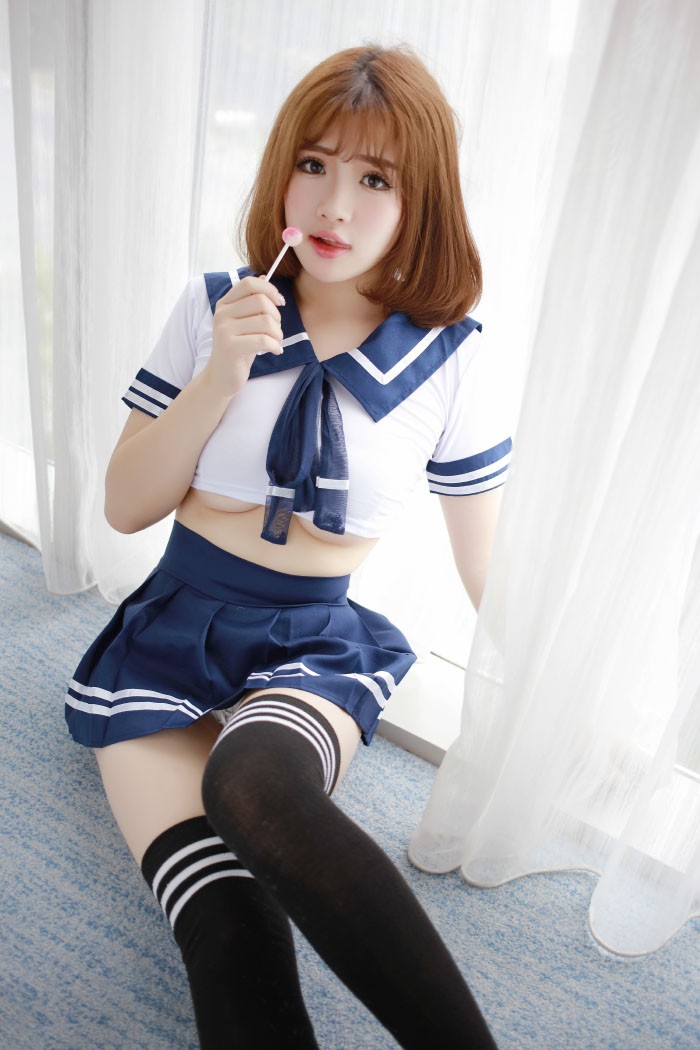 香唇把玩棒棒糖,萌妹子徐cake水手服半露嫩乳