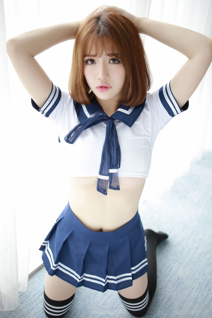 香唇把玩棒棒糖,萌妹子徐cake水手服半露嫩乳