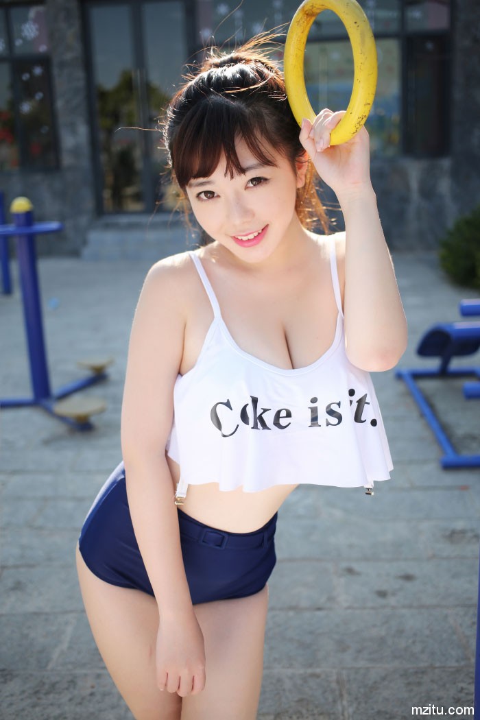 阳光甜美少女刘飞儿Faye公园撩衣秀豪乳