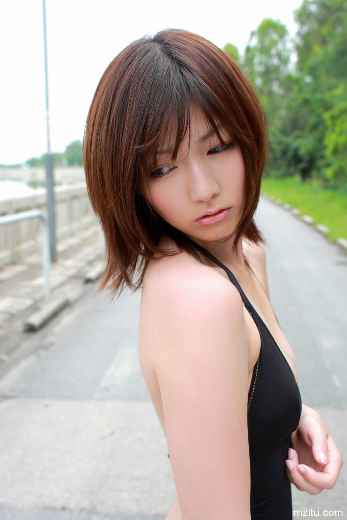 依旧高冷 京本有加黑色比基尼秒杀宅男