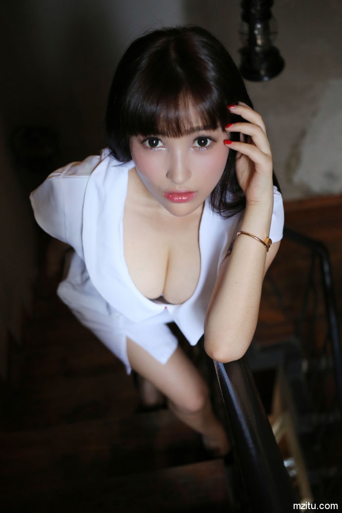 制服美胸阁楼风情,气质美女Nic妮可可化身白衣天使