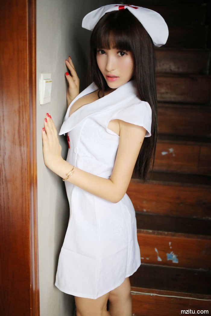 制服美胸阁楼风情,气质美女Nic妮可可化身白衣天使