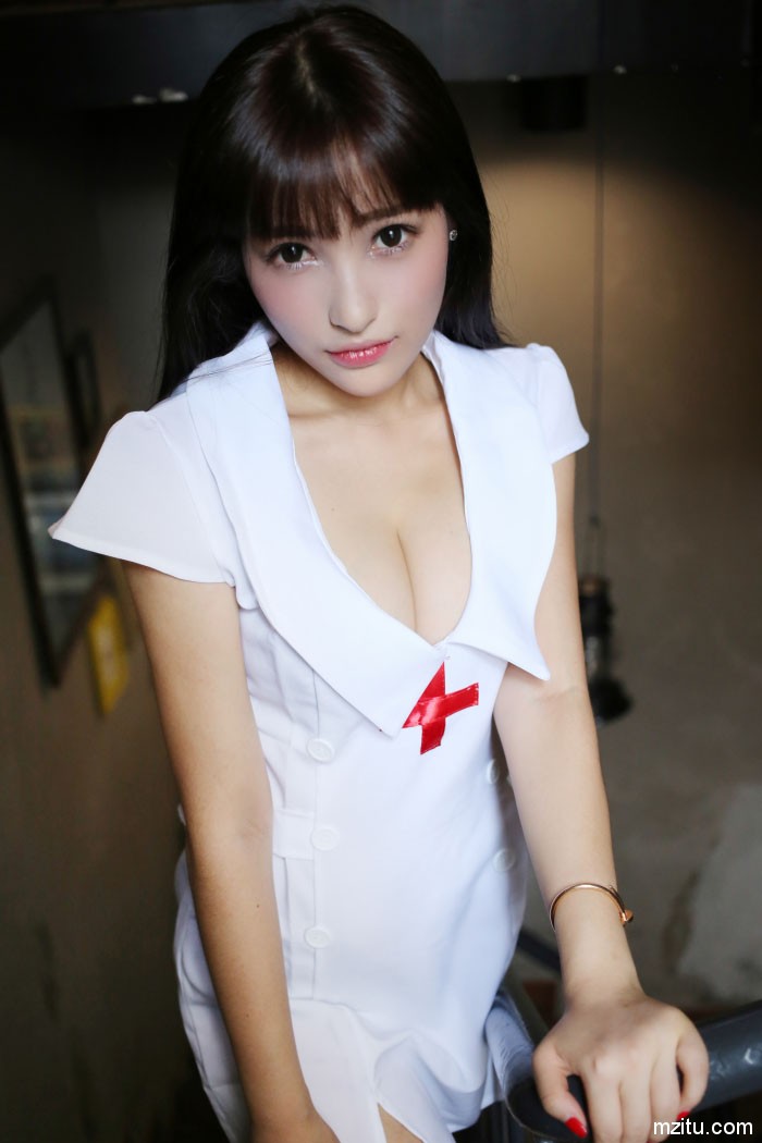 制服美胸阁楼风情,气质美女Nic妮可可化身白衣天使