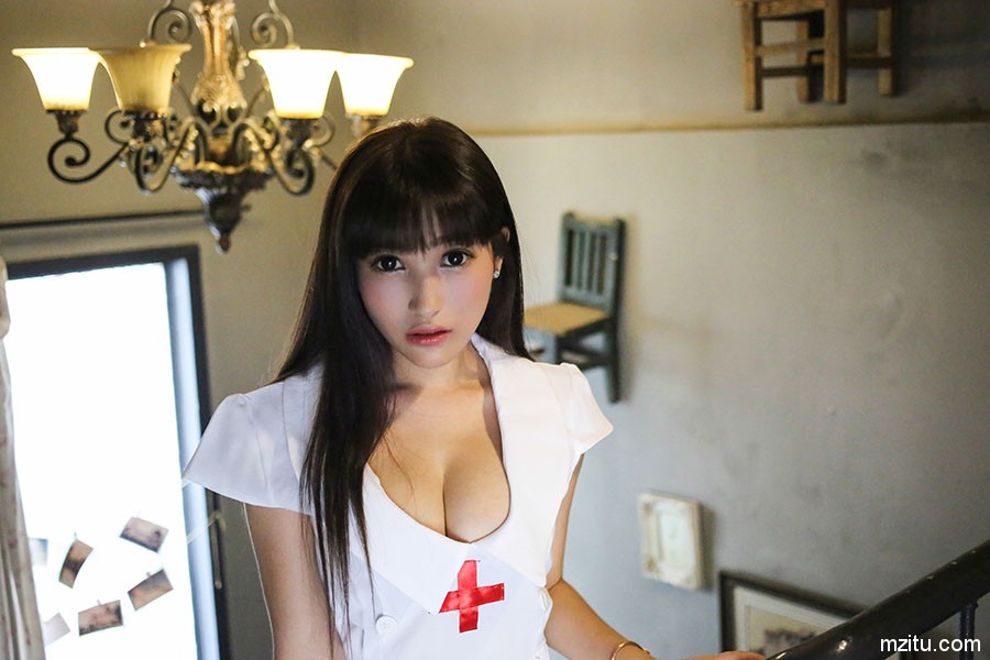 制服美胸阁楼风情,气质美女Nic妮可可化身白衣天使