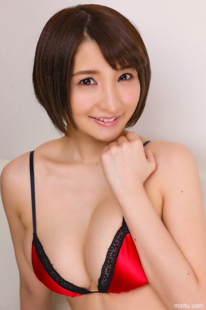 日本美女尾崎娜娜居家性感写真 巨乳诱人事业线