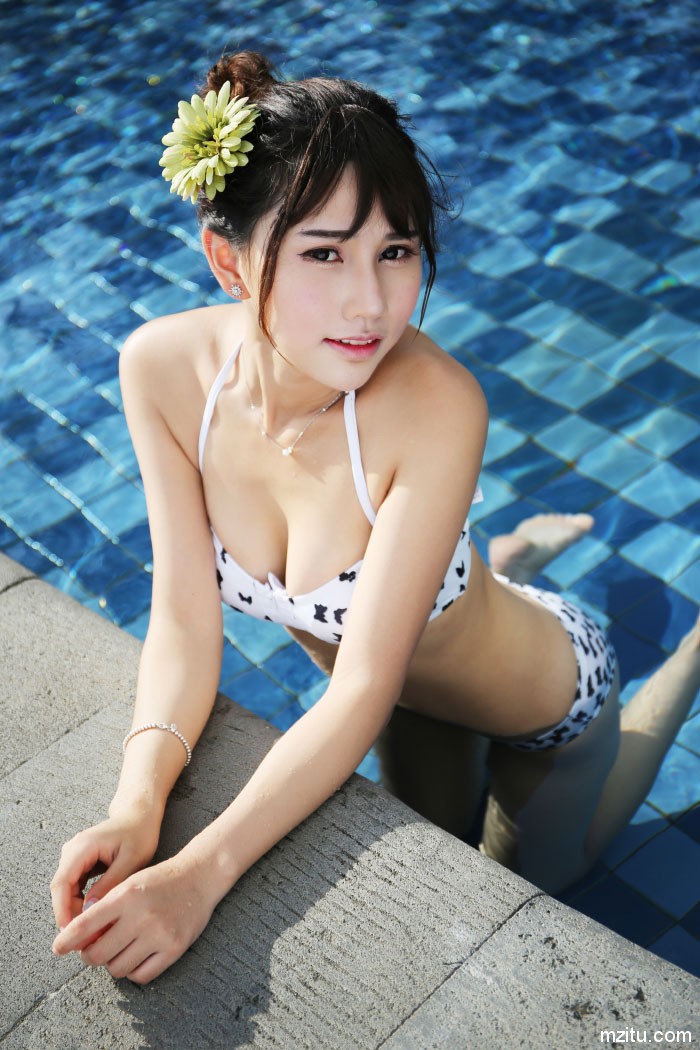 小清新小美女Milk楚楚阳光沙滩比基尼旅拍