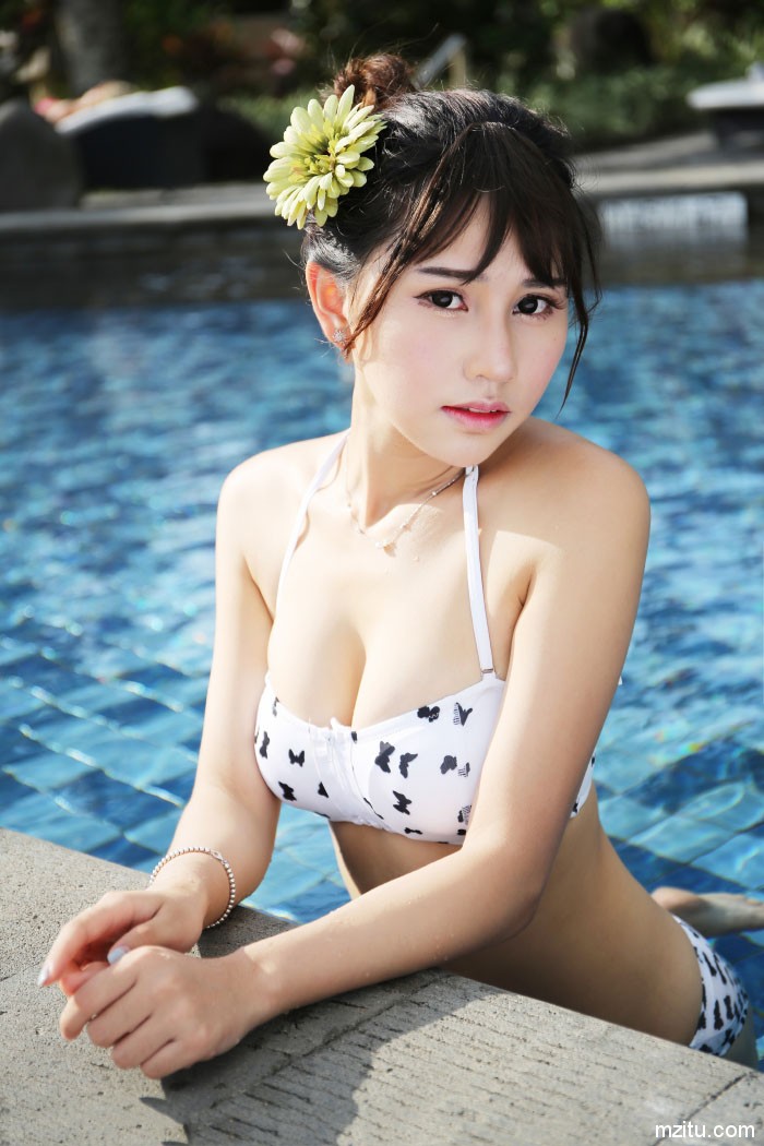 小清新小美女Milk楚楚阳光沙滩比基尼旅拍