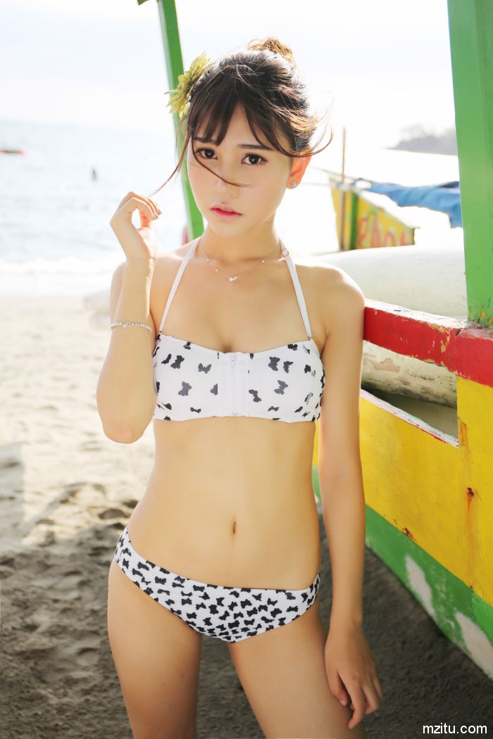 小清新小美女Milk楚楚阳光沙滩比基尼旅拍