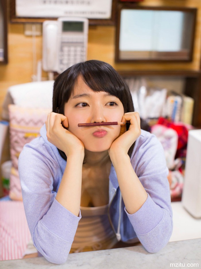 日本萌妹吉冈里帆短发依然性感可爱