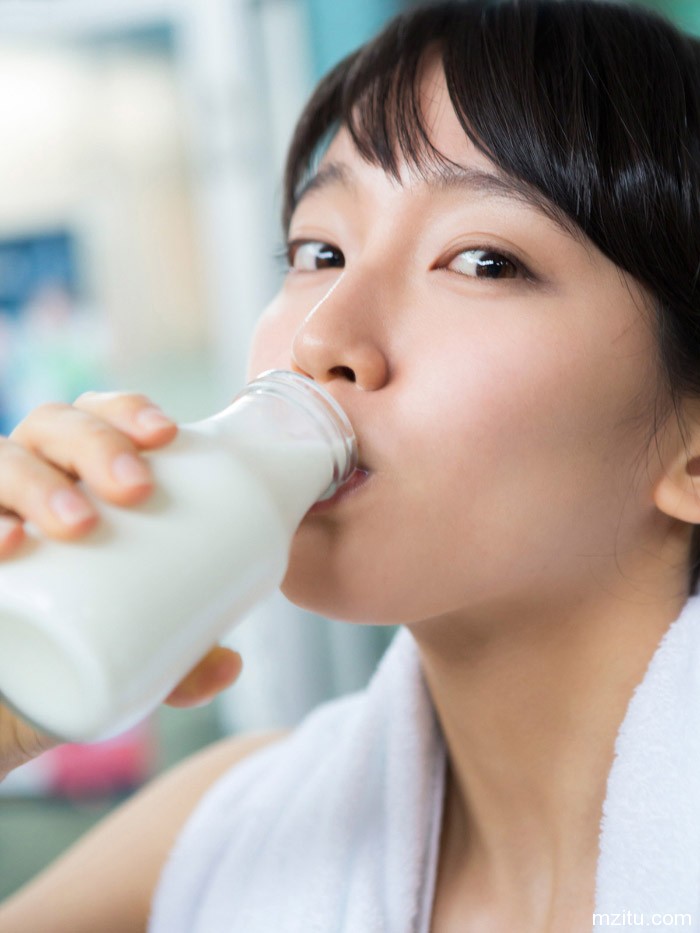 日本萌妹吉冈里帆短发依然性感可爱