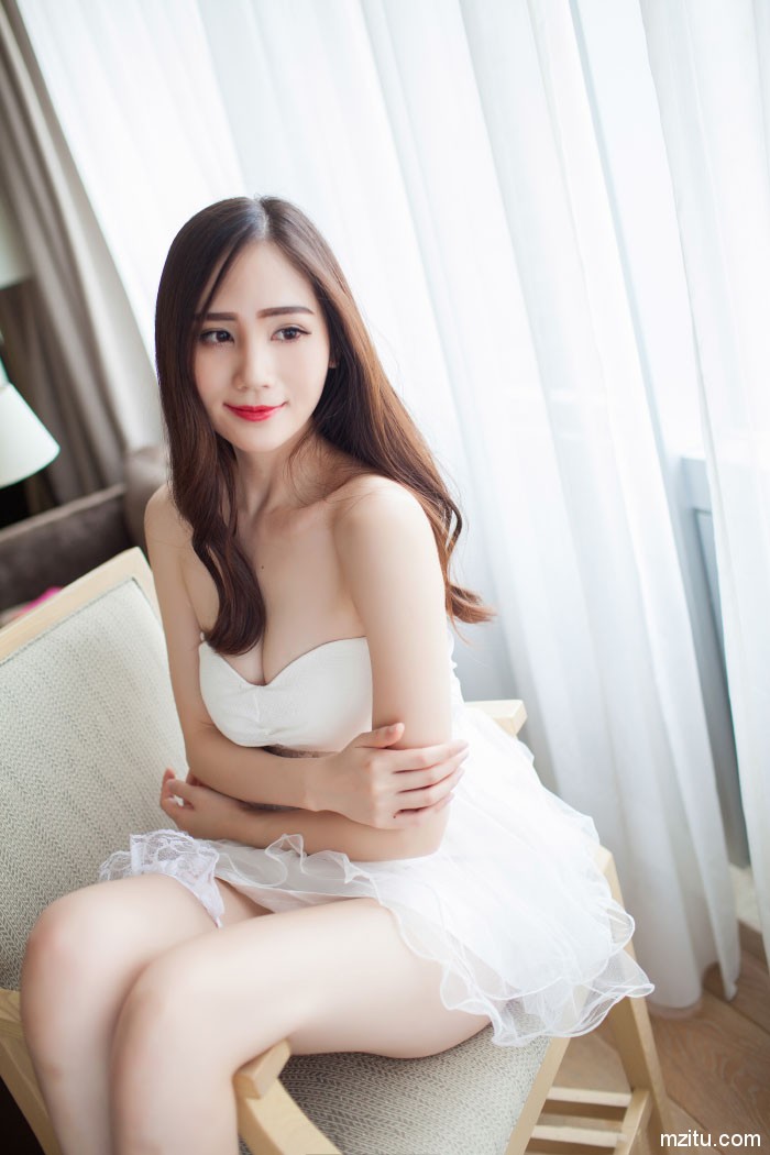 爱蜜社 SISY思白色连衣裙秀美腿