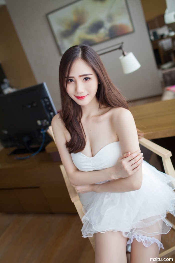 爱蜜社 SISY思白色连衣裙秀美腿