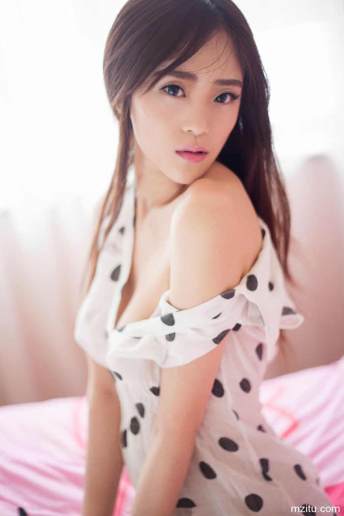 慵懒而迷人,冰山美女颜允允清新照