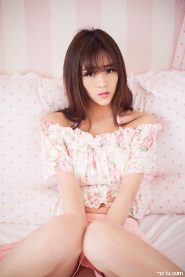 慵懒而迷人,冰山美女颜允允清新照