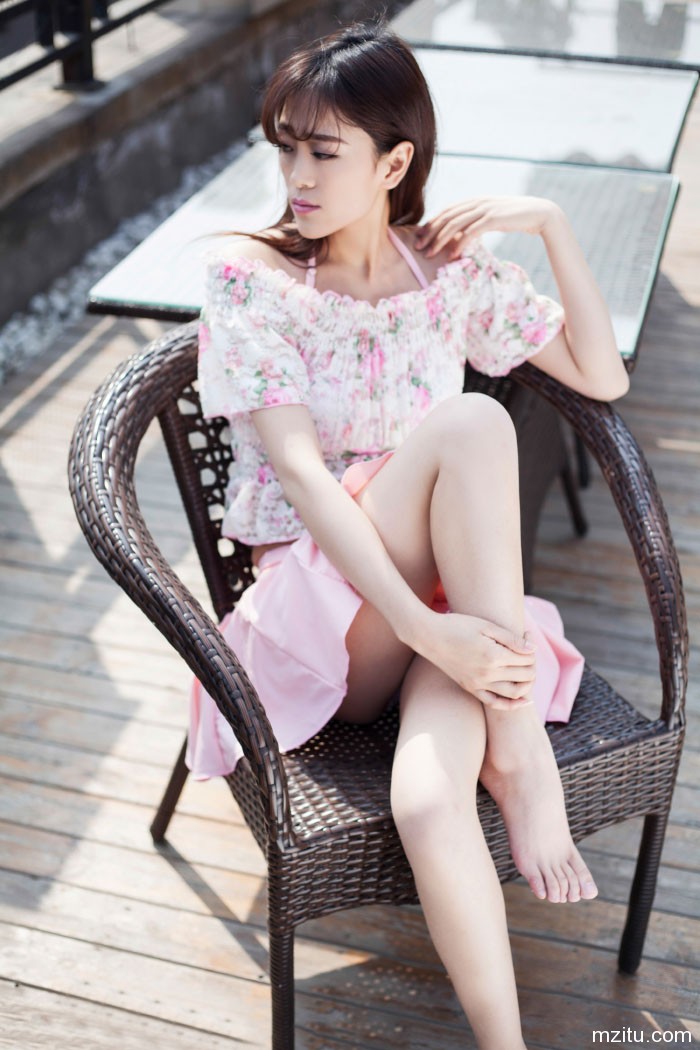 慵懒而迷人,冰山美女颜允允清新照