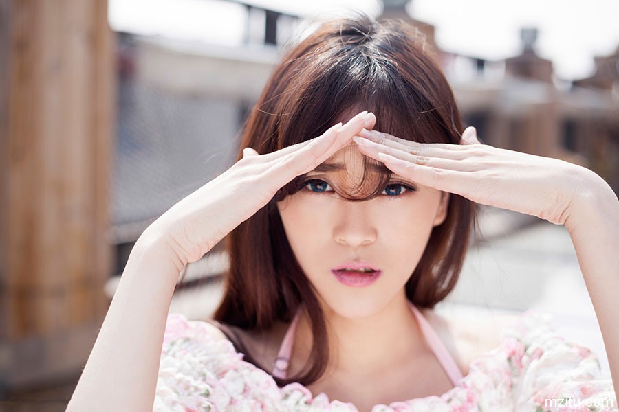 慵懒而迷人,冰山美女颜允允清新照